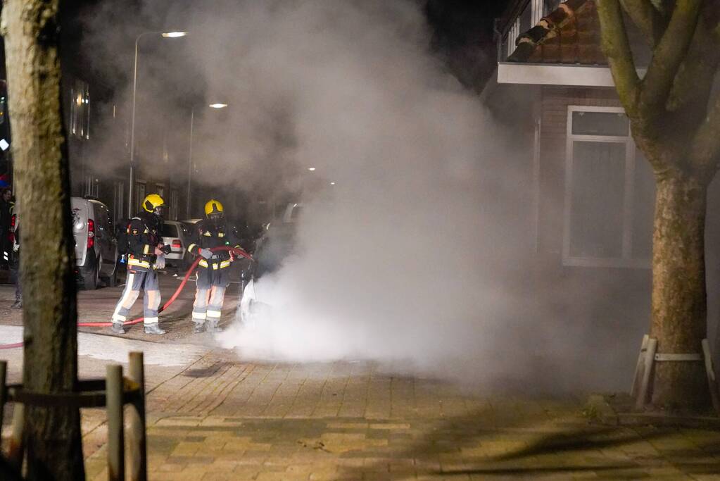 Veel rook bij brand in geparkeerde auto