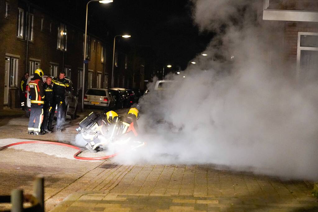 Veel rook bij brand in geparkeerde auto