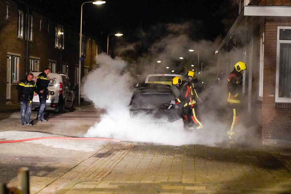 Veel rook bij brand in geparkeerde auto
