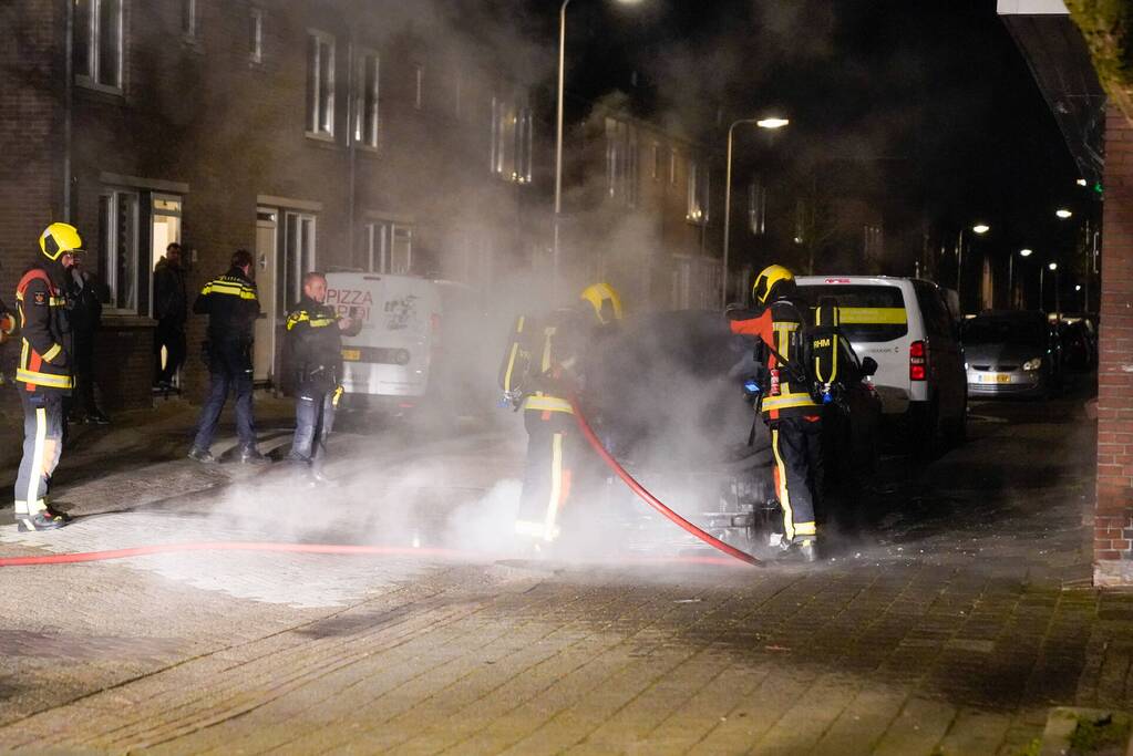 Veel rook bij brand in geparkeerde auto