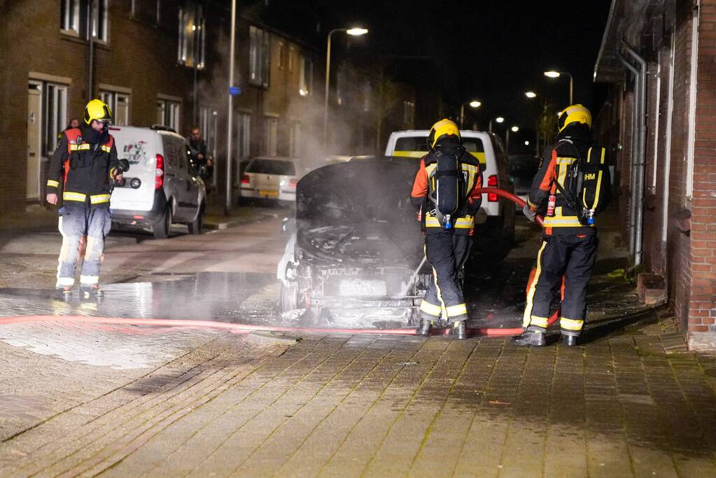 Veel rook bij brand in geparkeerde auto