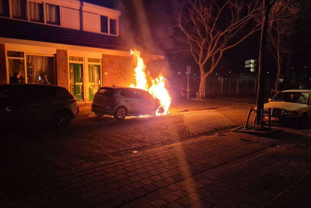 Veel rook bij brand in geparkeerde auto