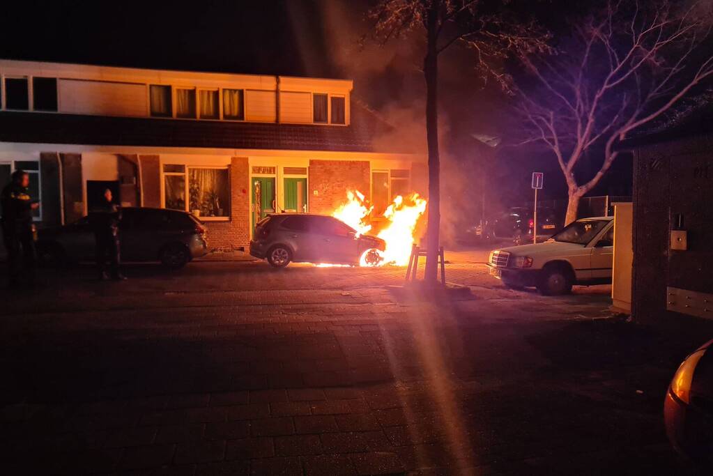 Veel rook bij brand in geparkeerde auto