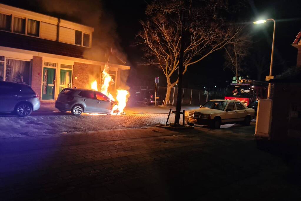 Veel rook bij brand in geparkeerde auto