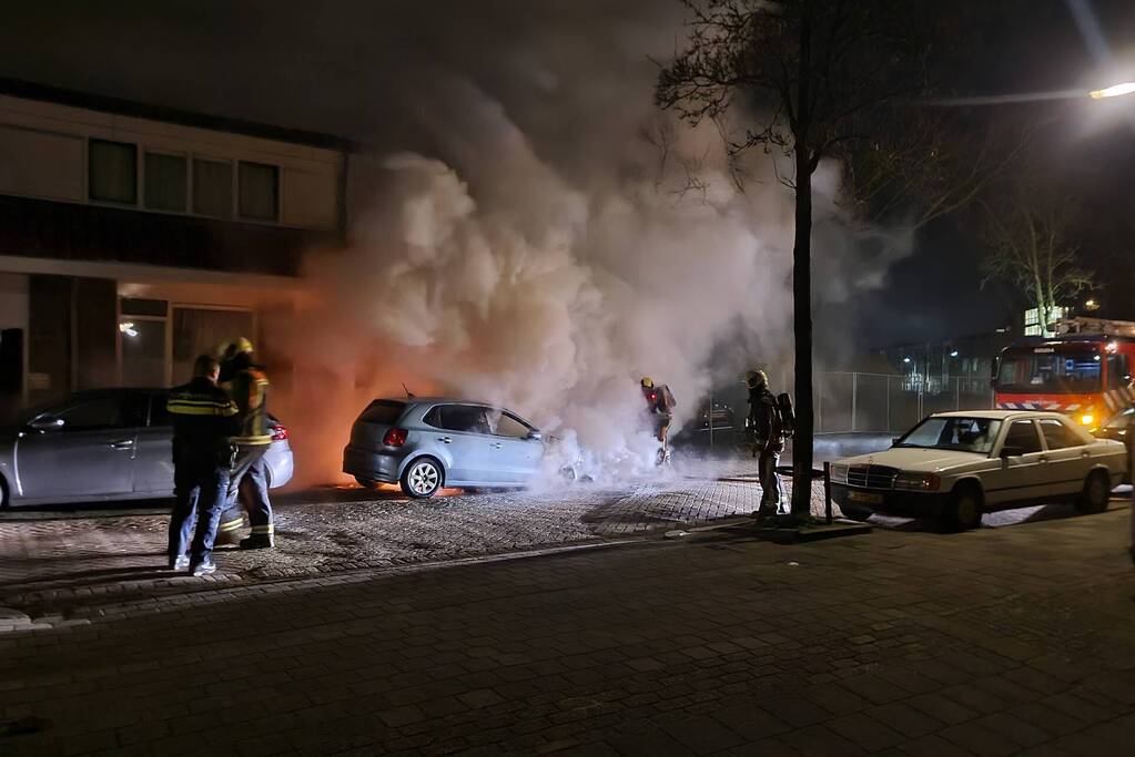 Veel rook bij brand in geparkeerde auto