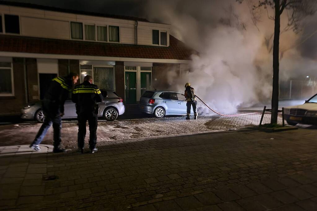 Veel rook bij brand in geparkeerde auto