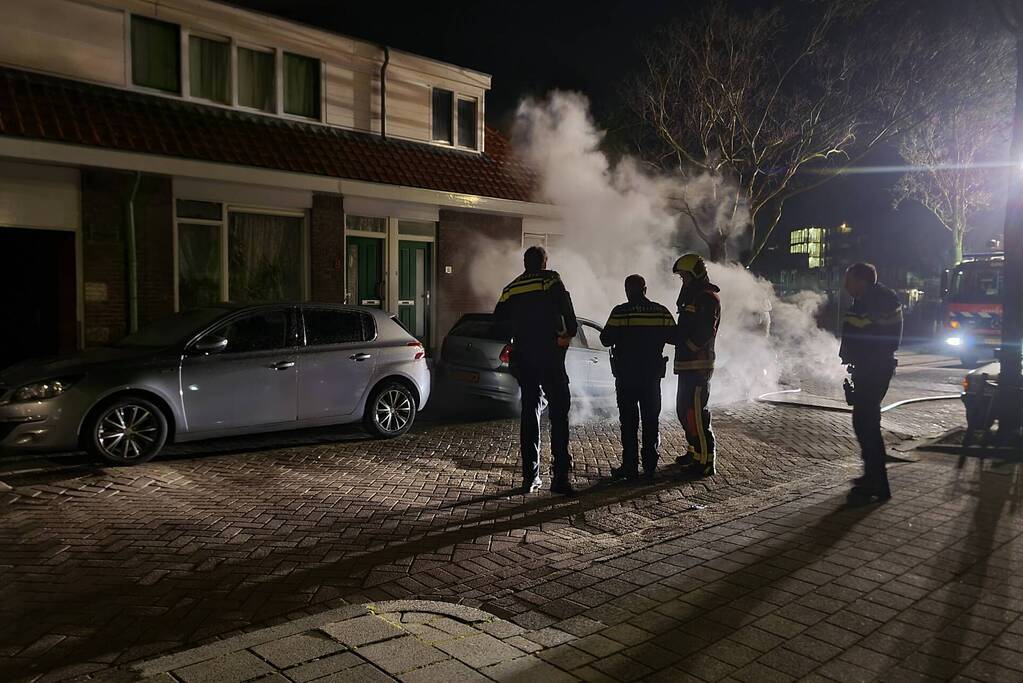 Veel rook bij brand in geparkeerde auto