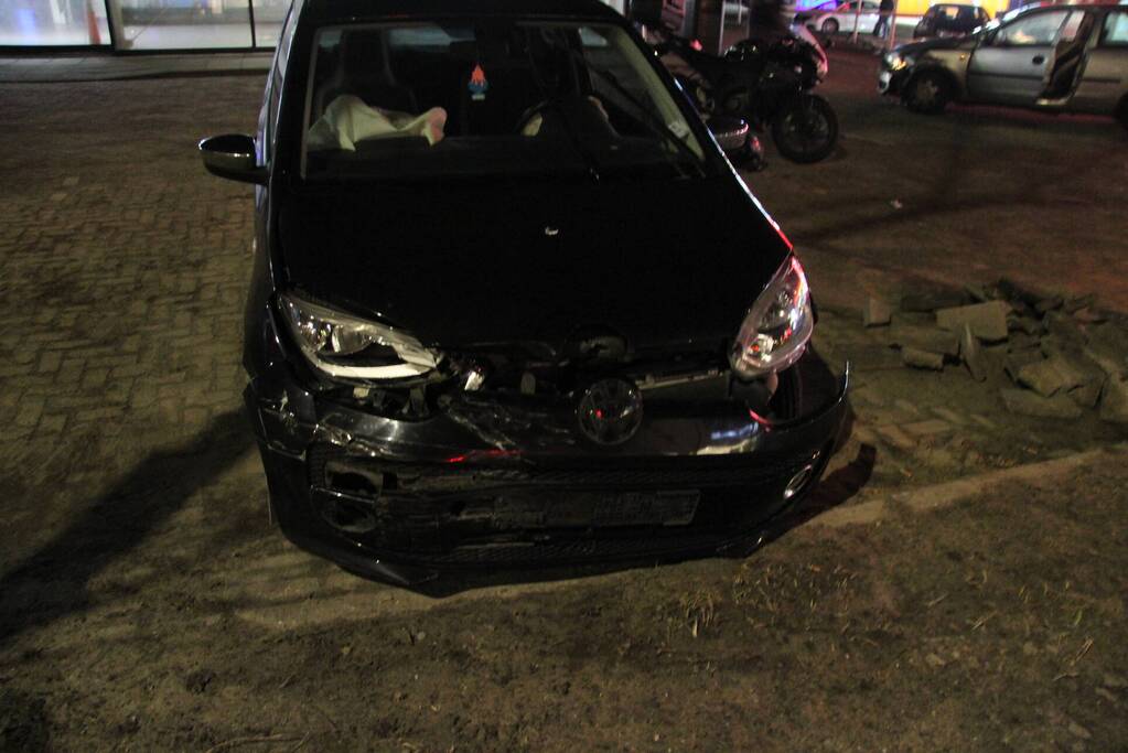 Twee auto's botsen op elkaar