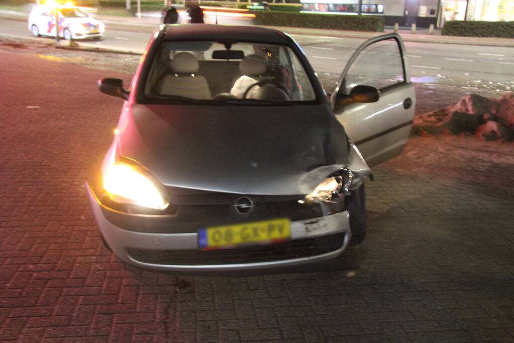 Twee auto's botsen op elkaar