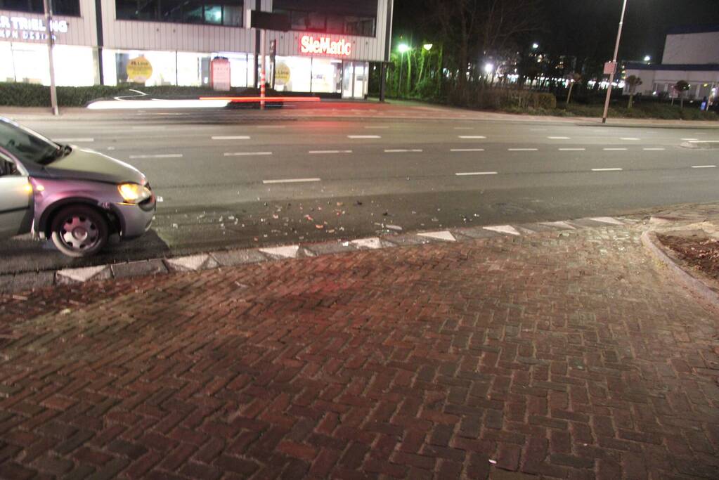 Twee auto's botsen op elkaar