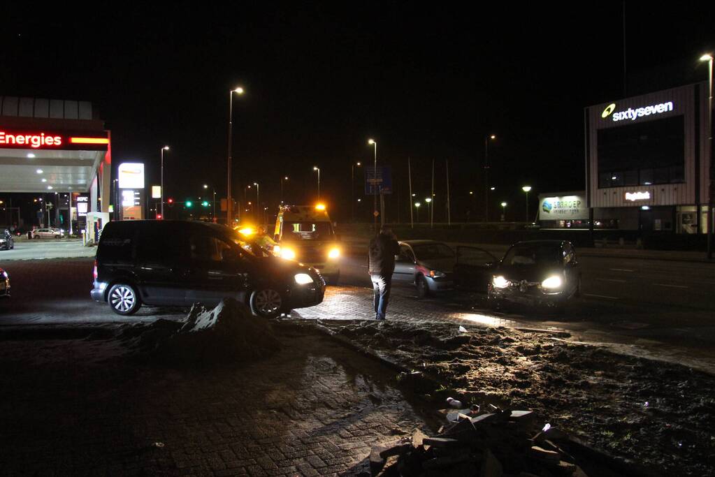 Twee auto's botsen op elkaar