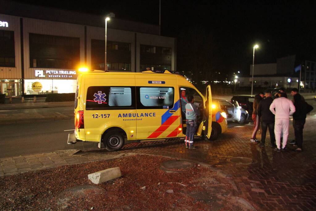 Twee auto's botsen op elkaar