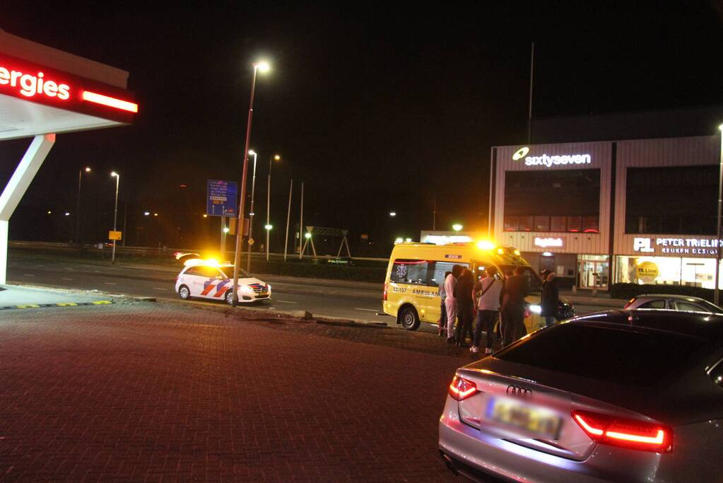 Twee auto's botsen op elkaar