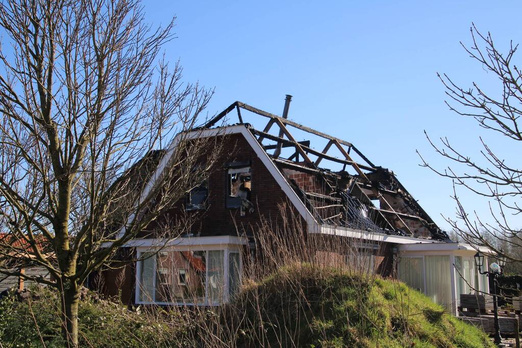 Schade na uitslaande brand bij daglicht goed zichtbaar