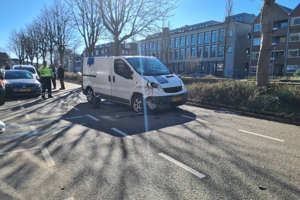 Auto en bestelbus beschadigd na ongeval