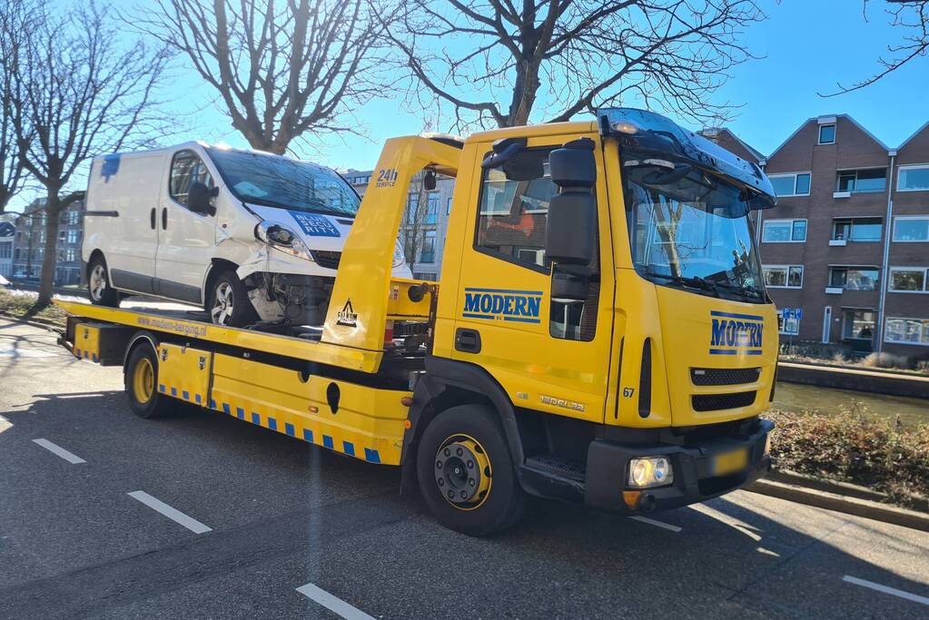 Auto en bestelbus beschadigd na ongeval