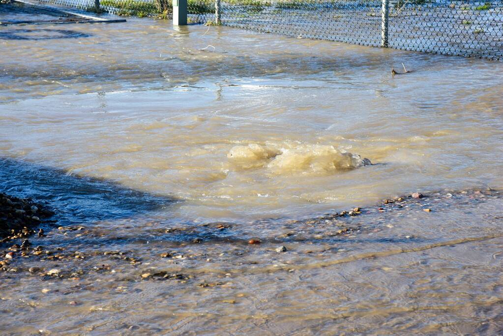 Waterballet op terrein van chemisch bedrijf