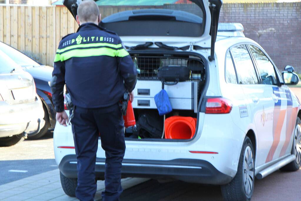 Politie blust brand in bestelbus