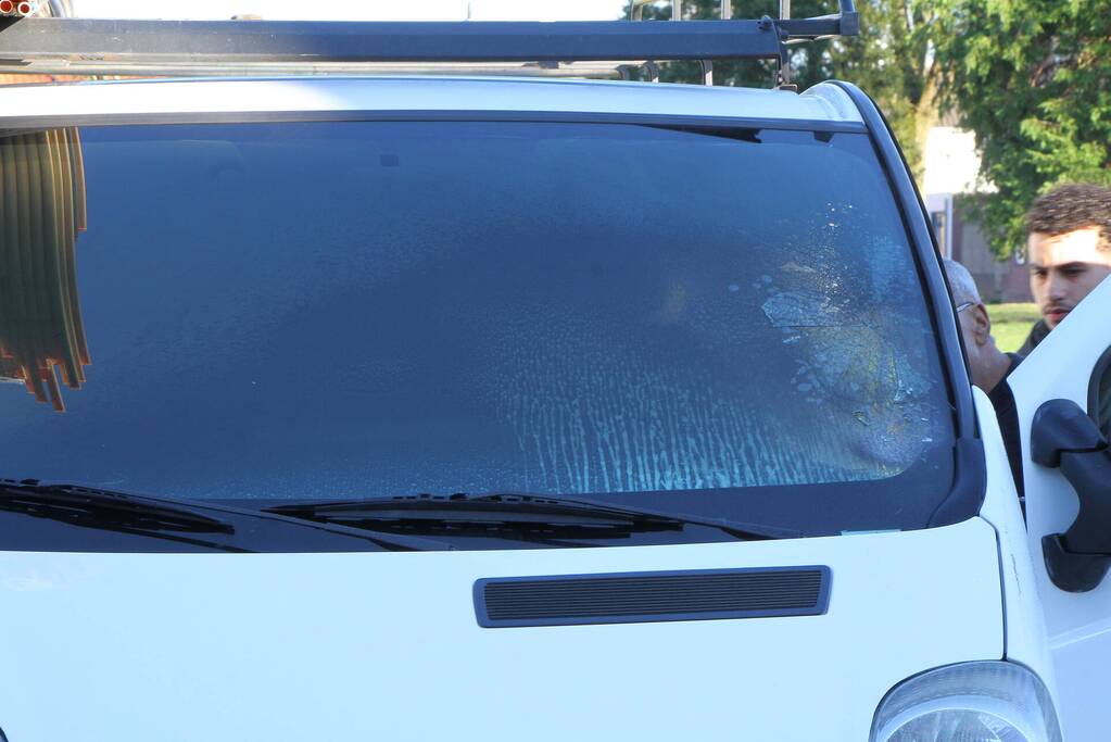 Politie blust brand in bestelbus