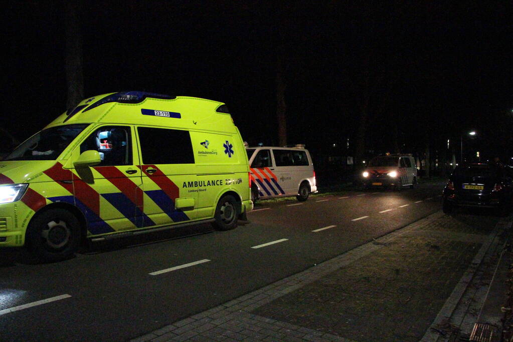 Carnavalsvierder valt in het water tijdens plasje plegen