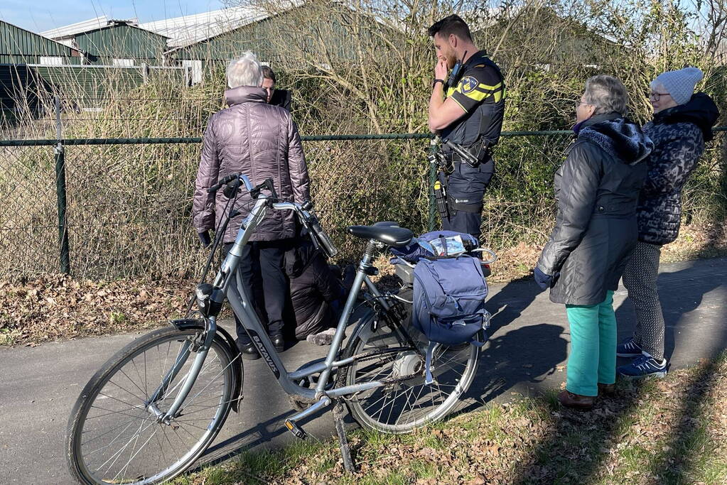 Wielrenners botsen op fietster en gaan ervandoor