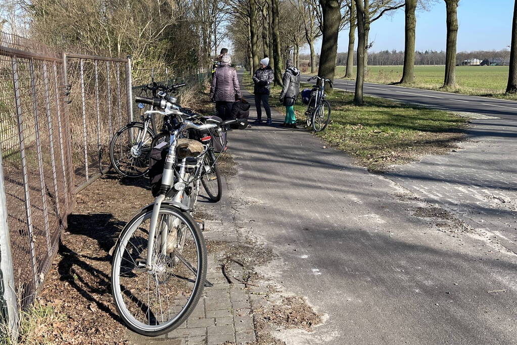 Wielrenners botsen op fietster en gaan ervandoor