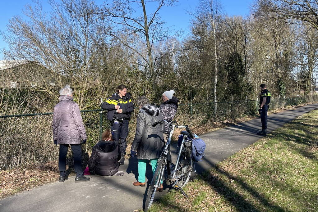 Wielrenners botsen op fietster en gaan ervandoor