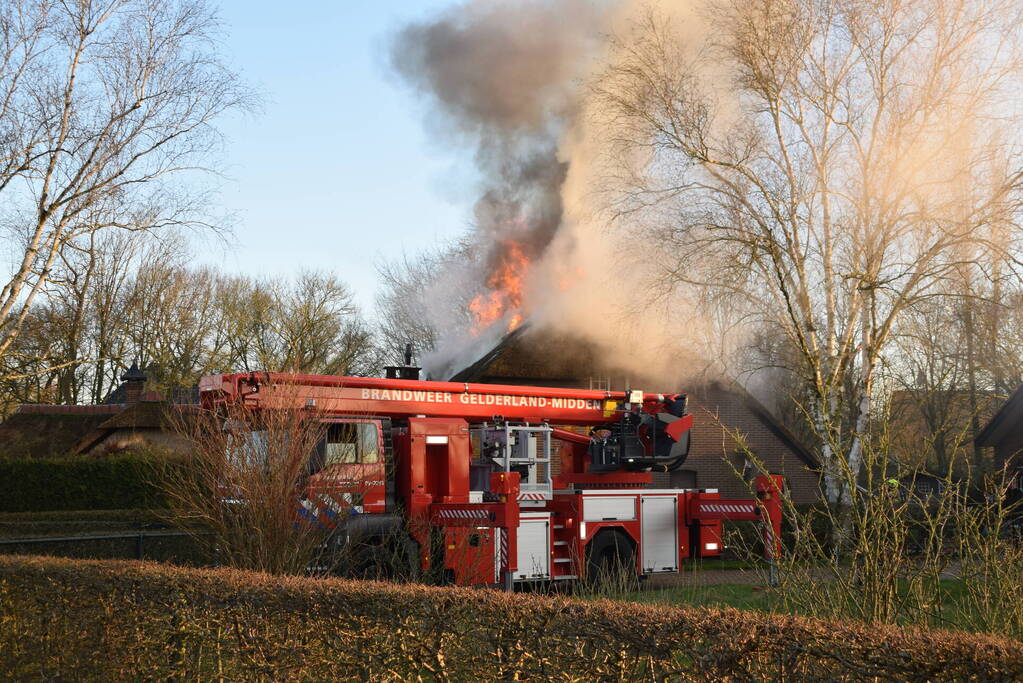 Rietendak woning in brand