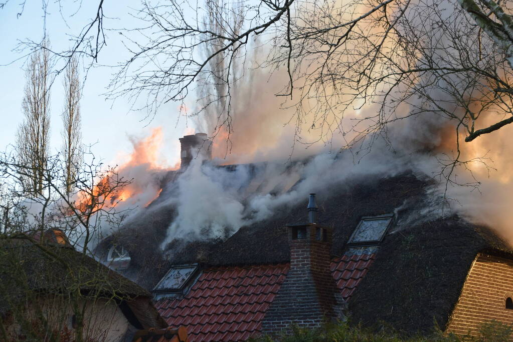 Rietendak woning in brand