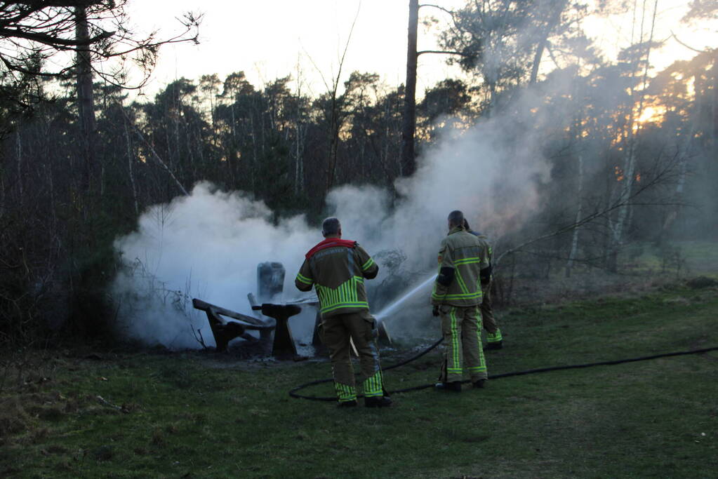 Picknicktafel volledig in brand