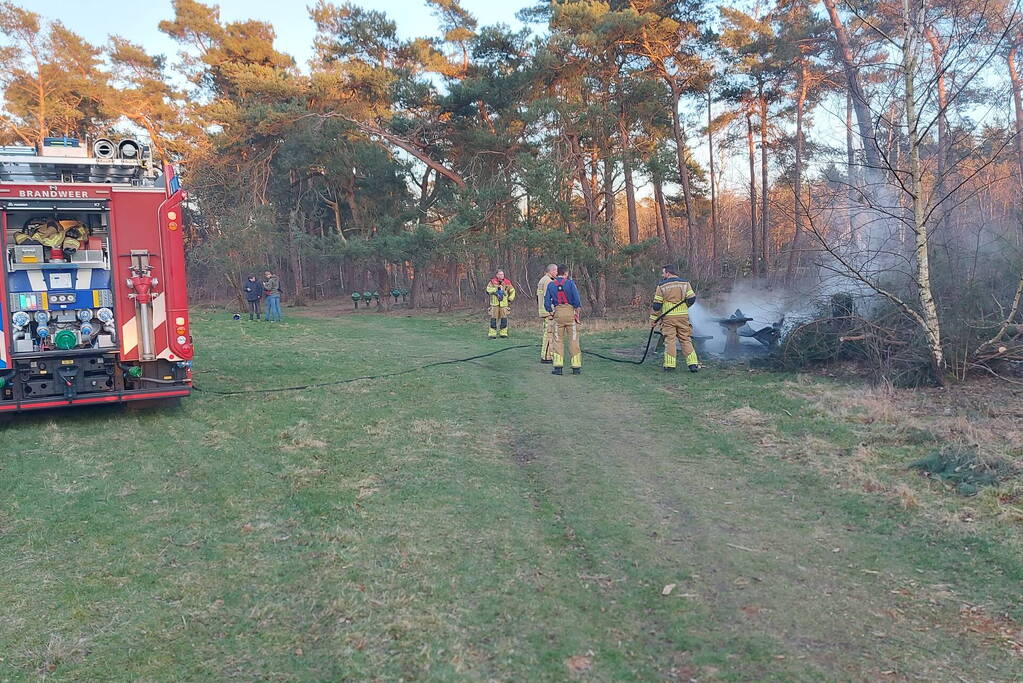 Picknicktafel volledig in brand