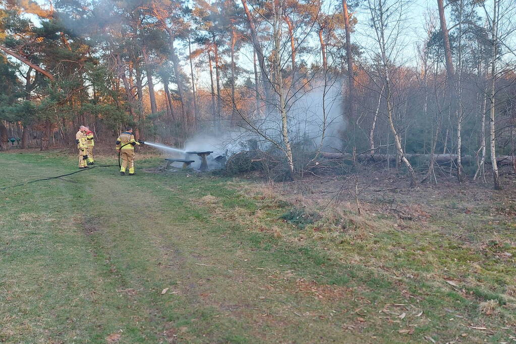 Picknicktafel volledig in brand