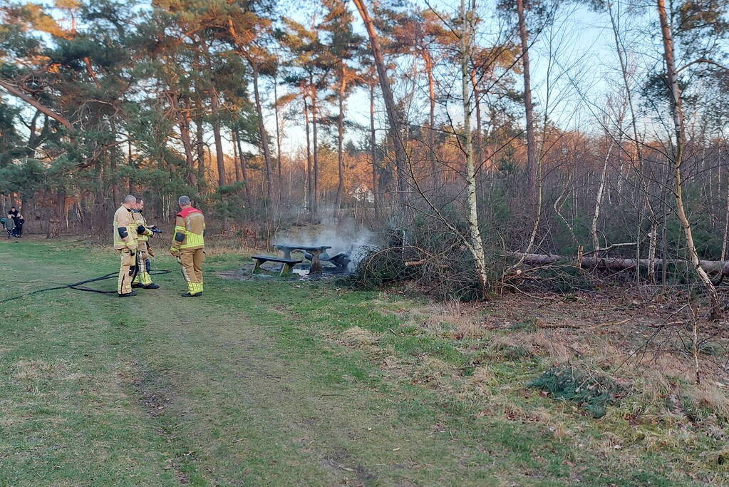 Picknicktafel volledig in brand