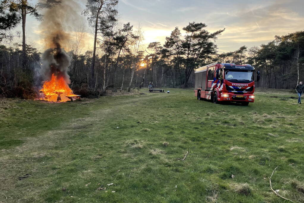 Picknicktafel volledig in brand