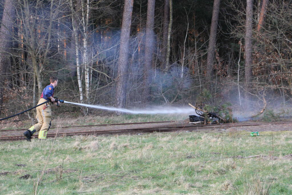 Picknicktafel volledig in brand