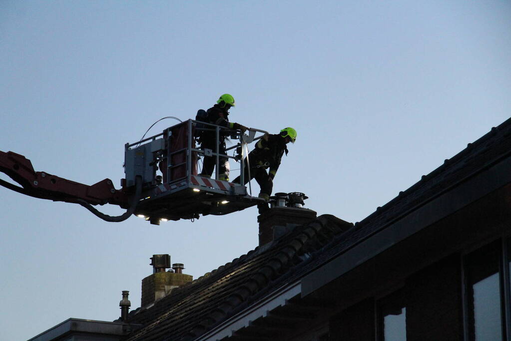 Brand in schoorsteen van woning