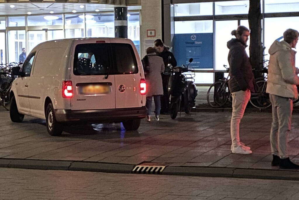 Scooterrijder gewond bij botsing met bestelbus