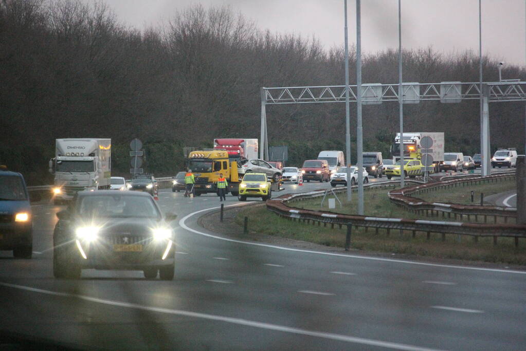 Twee rijstroken afgesloten door verkeersongeval op snelweg