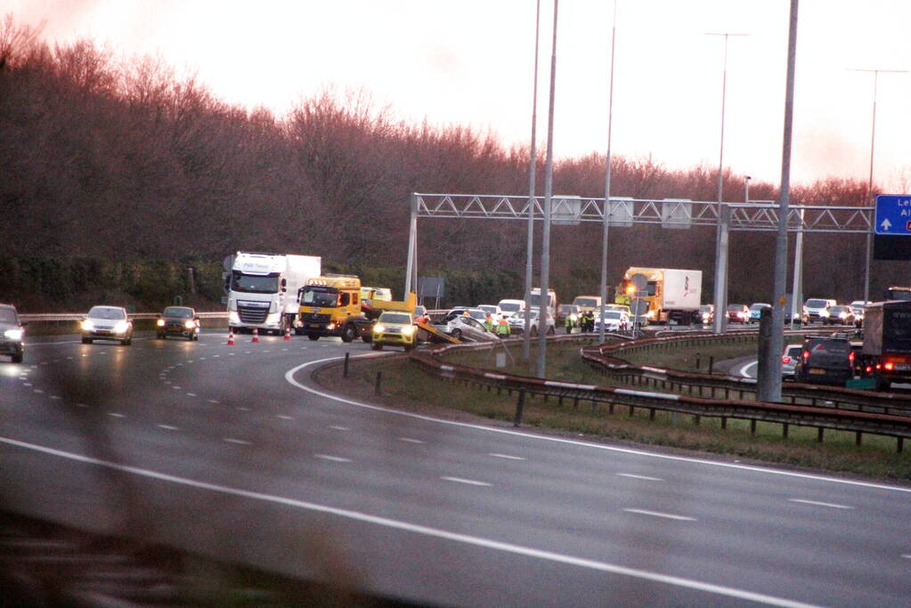 Twee rijstroken afgesloten door verkeersongeval op snelweg
