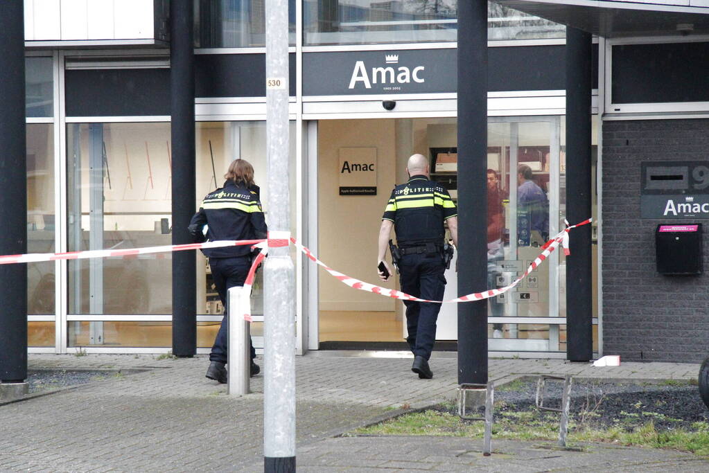 Politie doet onderzoek naar overval op Amac winkel