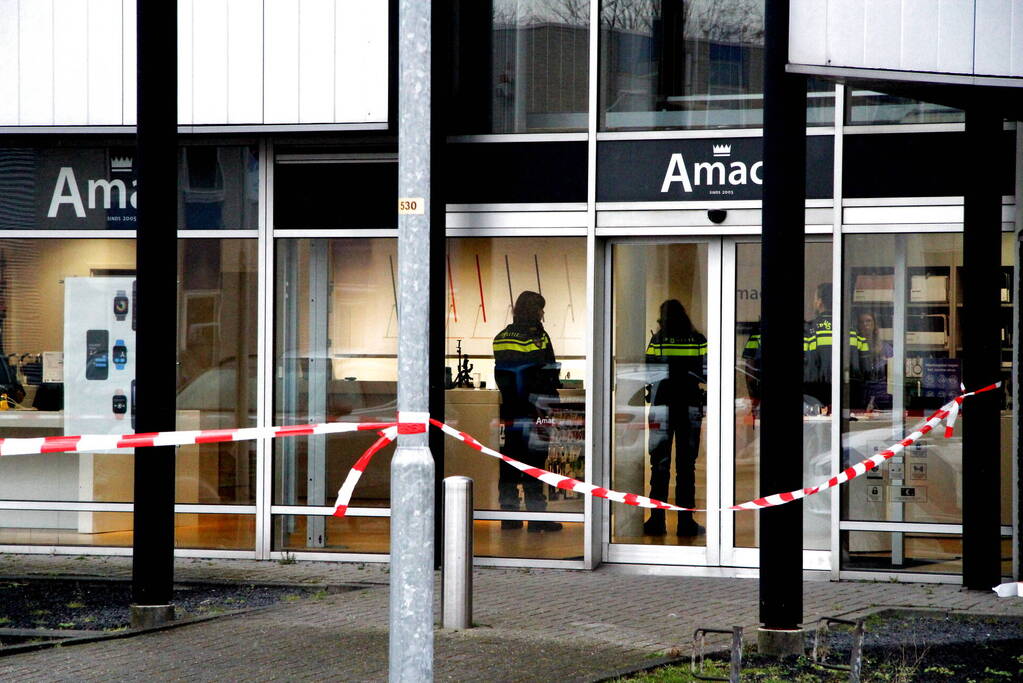 Politie doet onderzoek naar overval op Amac winkel