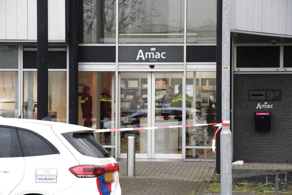 Politie doet onderzoek naar overval op Amac winkel