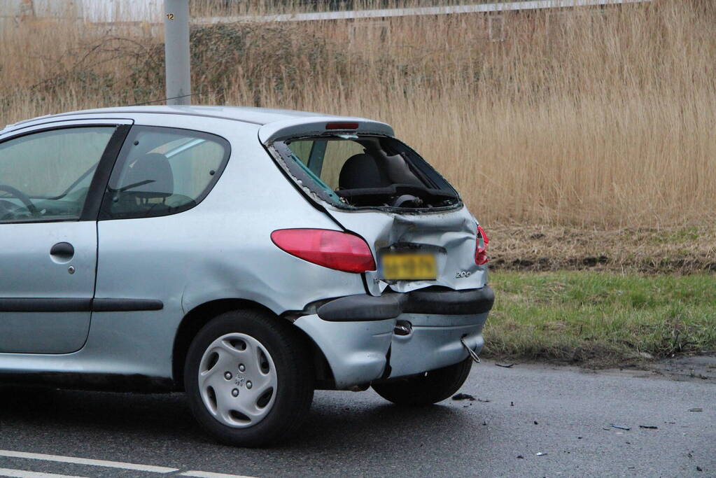 Veel schade na botsing tussen meerdere voertuigen