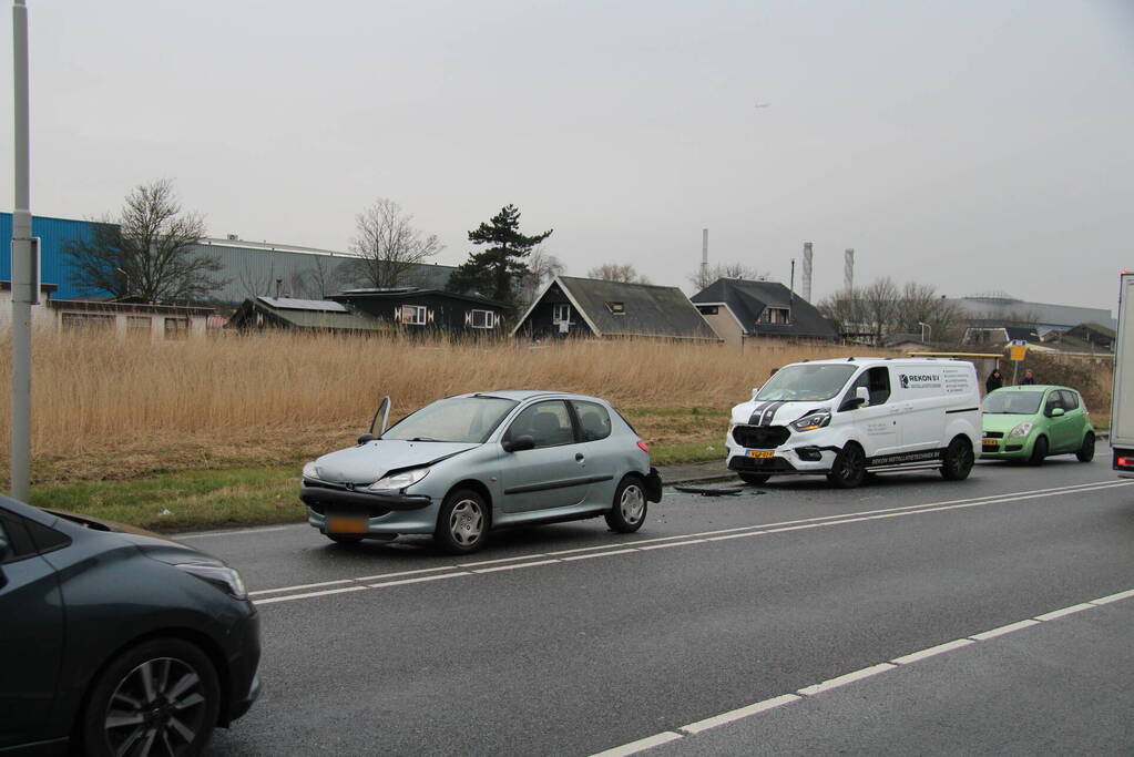 Veel schade na botsing tussen meerdere voertuigen