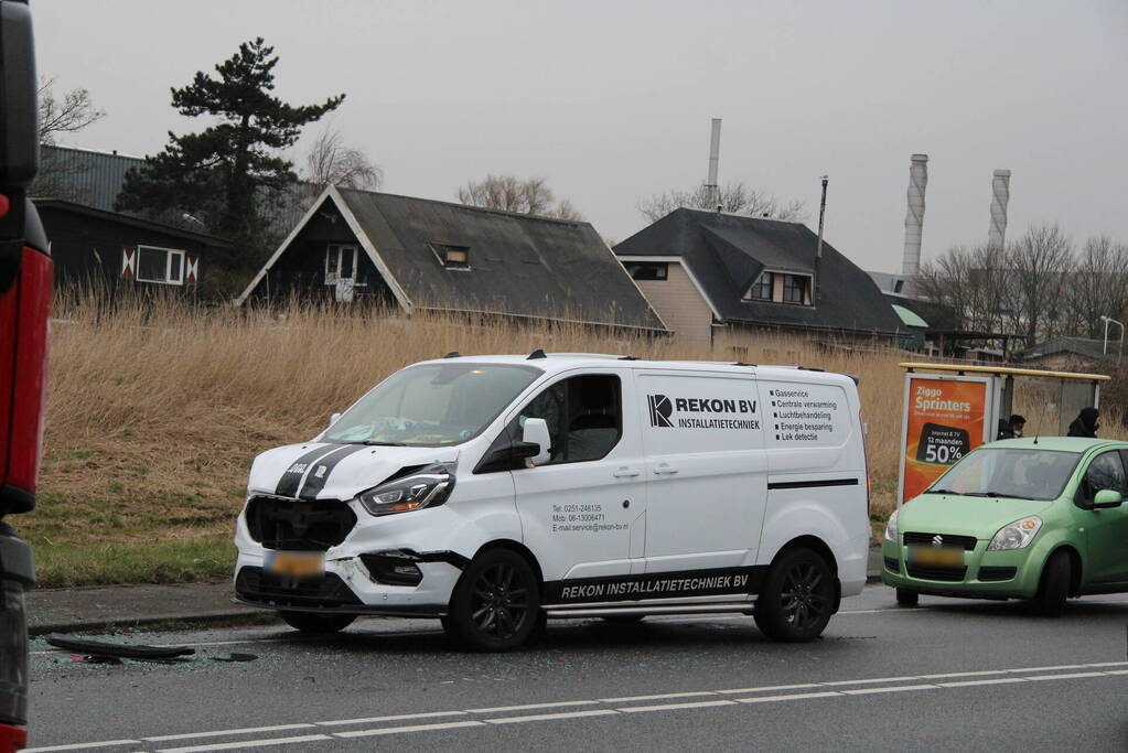 Veel schade na botsing tussen meerdere voertuigen