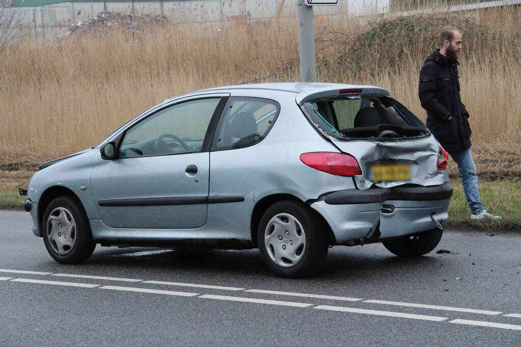 Veel schade na botsing tussen meerdere voertuigen