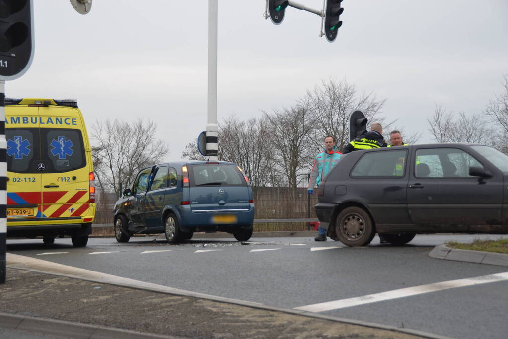 Veel schade na botsing tussen twee voertuigen