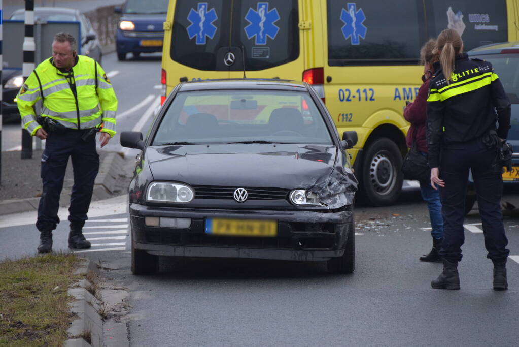 Veel schade na botsing tussen twee voertuigen