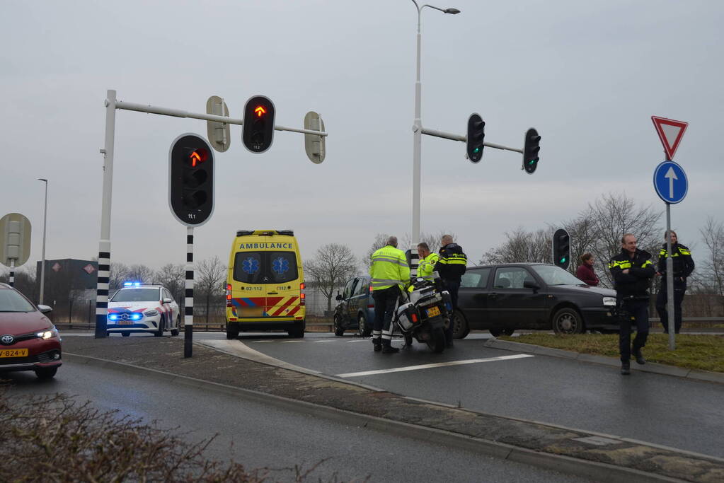 Veel schade na botsing tussen twee voertuigen