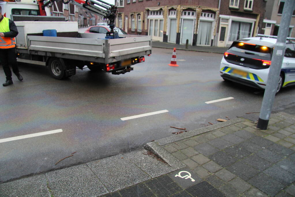 Meerdere mensen onderuit door lang oliespoor